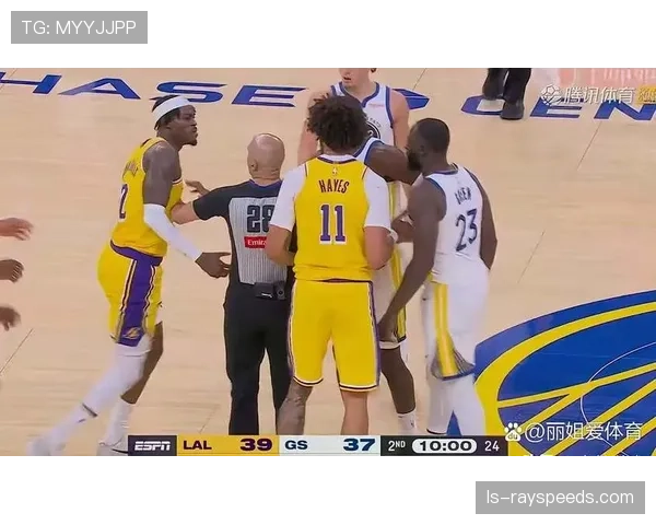 湖人半场落后太阳，哈姆教练调整防守对位应对布克杜兰特挡拆