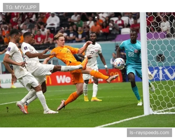 特写：镜头捕捉到看台上考察球员的荷兰国家队主教练